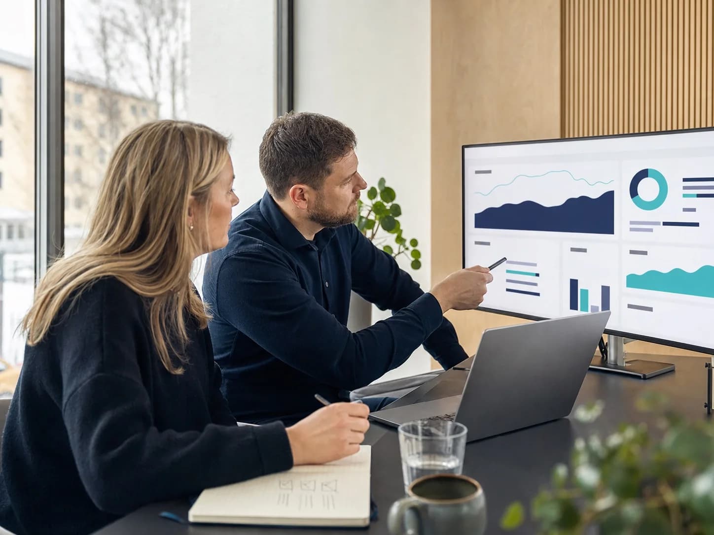 Webcomm och kund granskar mätbara resultat, KPI:er och digital marknadsföring
