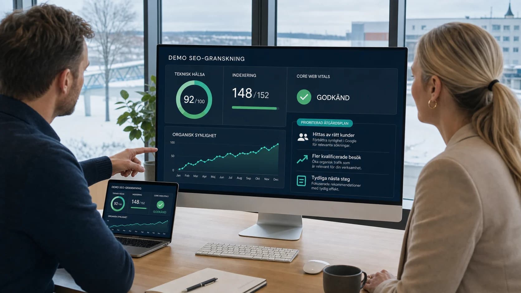 SEO-specialist och kund granskar en demo av teknisk hälsa, indexering, Core Web Vitals och kundvärde