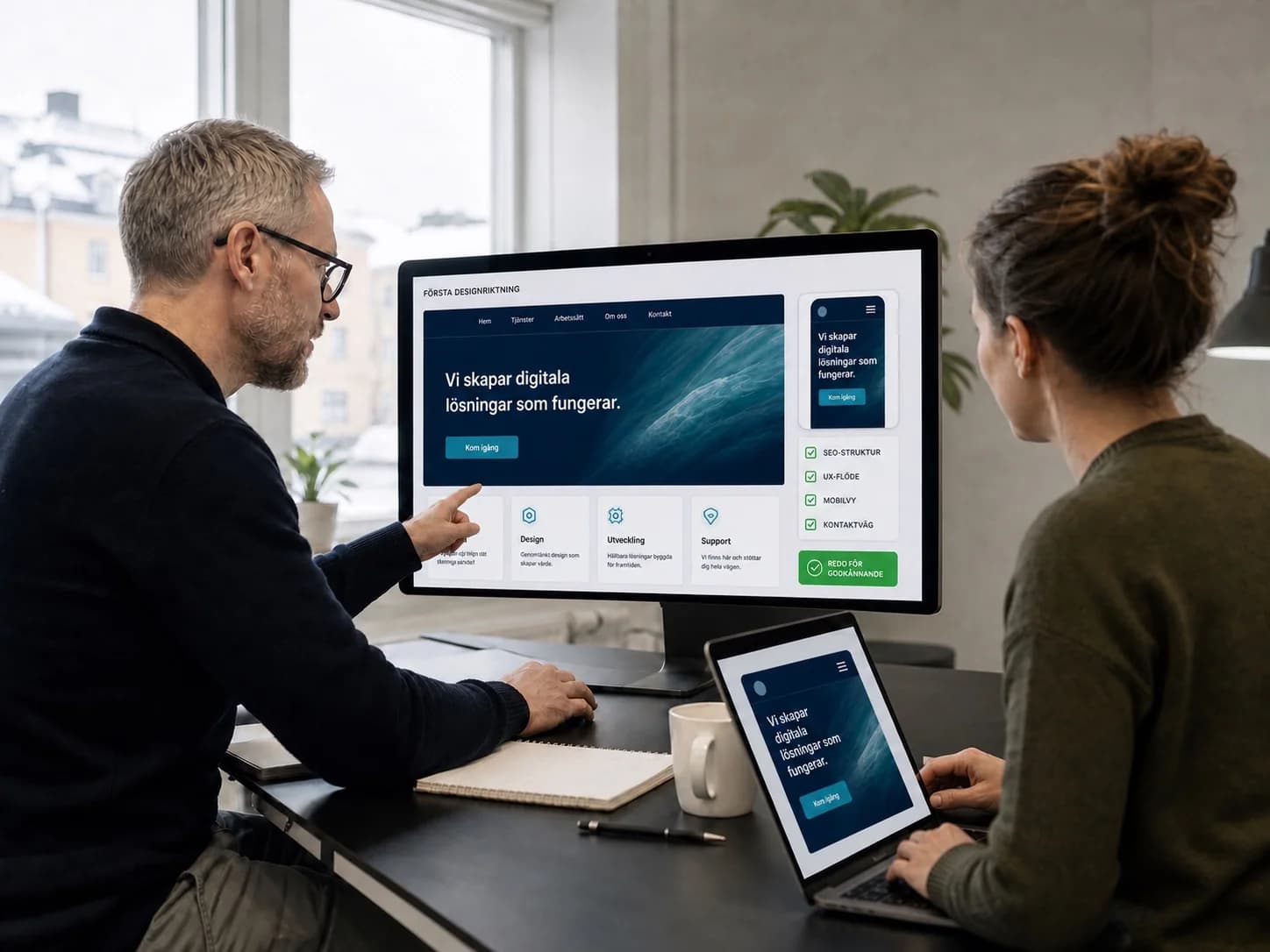 Webbdesigner och företagare granskar den första designriktningen med SEO, UX och mobilvy före godkännande